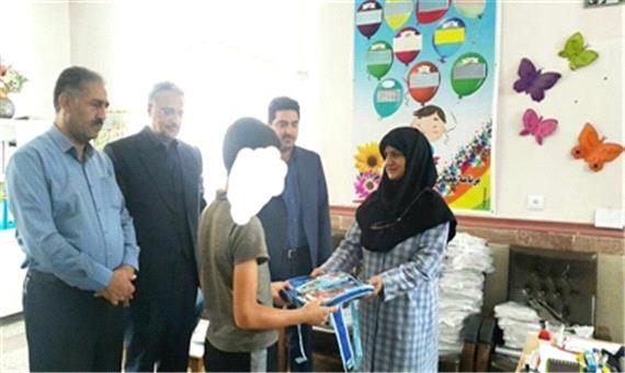 اهدای کیف و لوازم التحریر از سوی فرهنگسرای حضرت محمدرسول الله به دانش آموزان منطقه شهید صمدزاده - پرتال شهرداری ارومیه