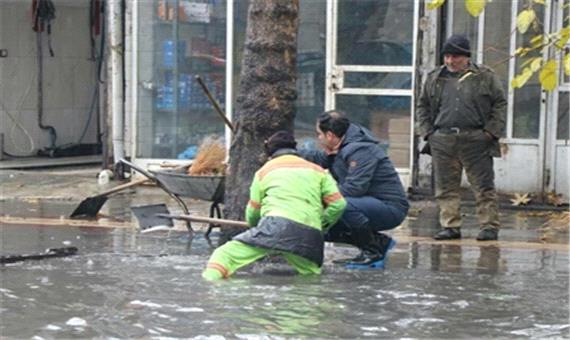 عملیات مختلفی برای هدایت آبهای سطحی و رفع آبگرفتگی ها در حال جریان است - پرتال شهرداری ارومیه