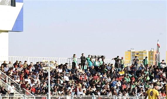 حضور کم تعداد هواداران در دربی تبریز/ شعار علیه مدیرعامل تراکتور