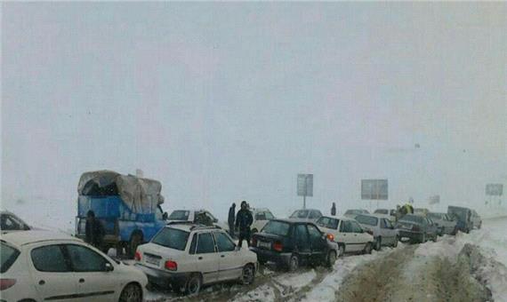 هزار مسافر گرفتار برف در جاده‌های تکاب نجات یافتند