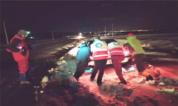 امداد رسانی به 108 خودروی گرفتار در برف و کولاک در آذربایجان غربی