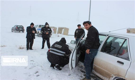 نجات بیش از 70 دستگاه خودرو گرفتار در برف و کولاک سردشت