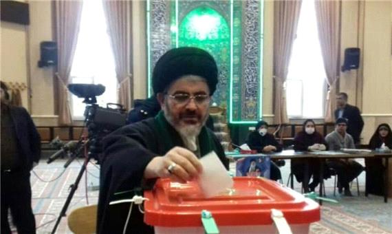 امام جمعه ارومیه رای خود را به صندوق انداخت