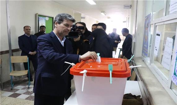 استاندار آذربایجان‌غربی رای خود را به صندوق انداخت