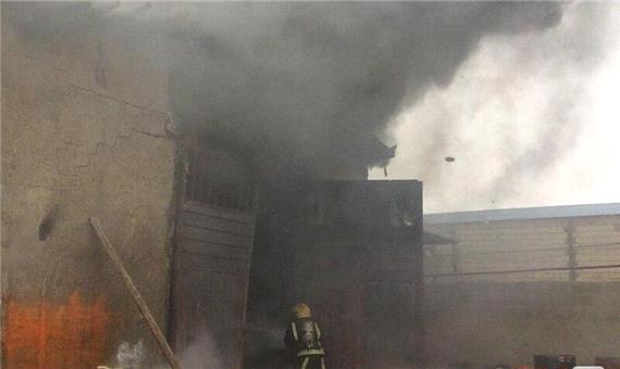 مهار آتش سوزی در کارگاه تولیدی لوازم کفش در جاده تبریز - آذرشهر
