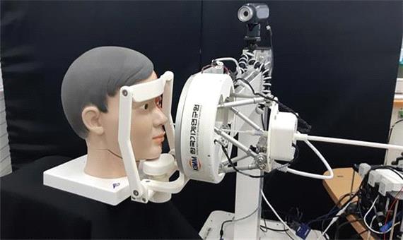 ربات عجیب کره‌ای به کمک کادر درمان می آید