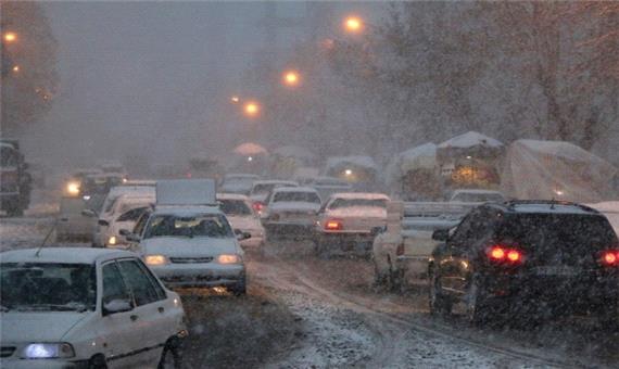 برف و یخبندان خودرو‌ها را در خیابان‌های اردبیل زمین‌گیر کرد