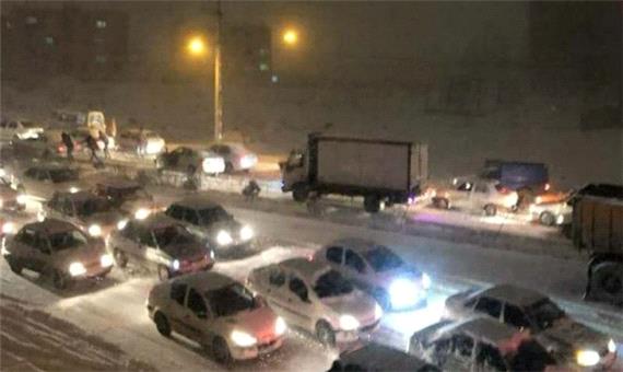 برف و یخبندان خودروها را در خیابان های اردبیل زمین گیر کرد