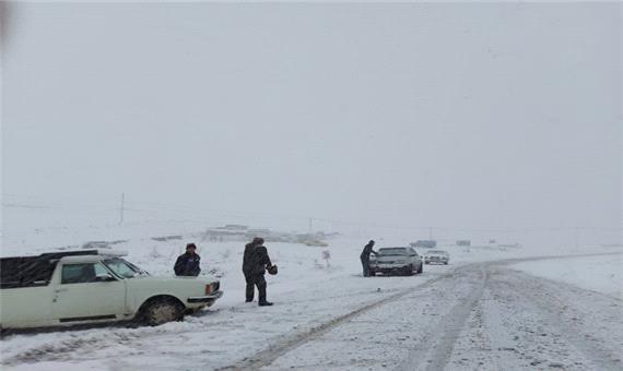 بارش برف موجب کندی در رفت و آمد خودروها در جاده‌های خلخال شد