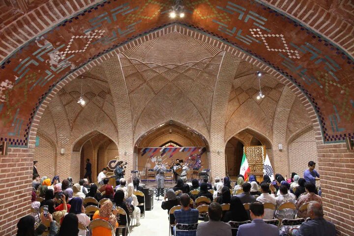 محفل شعر «بیرلیک گونشی» پس از سال‌ها خاموشی در اردبیل برگزار شد