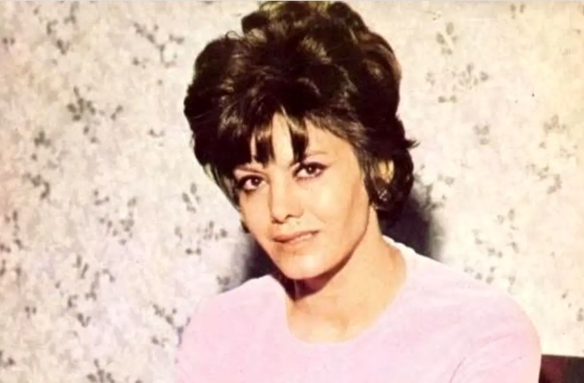 سفر در زمان؛ «فخری خوروش ۴۴ ساله» در کنار ایرج قادری؛ سال ۱۳۵۲/ عکس