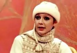 سفر در زمان؛ «گوگوش» در حال گریه کردن در مراسم خاکسپاری مهستی؛ سال ۸۶