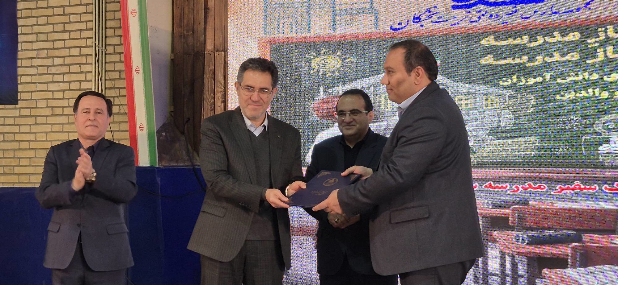 مدرسه سازی سرمایه گذاری برای امنیت وپیشرفت جامعه است