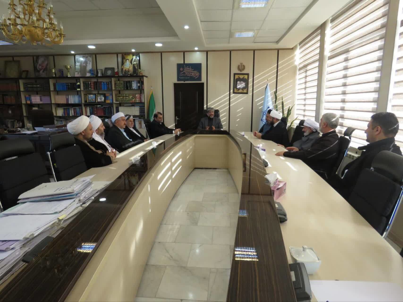 صلح و سازش در پرونده های قدیمی در آذربایجان غربی با بهر ه گیری از ظرفیت بزرگان ادیان و اقوام