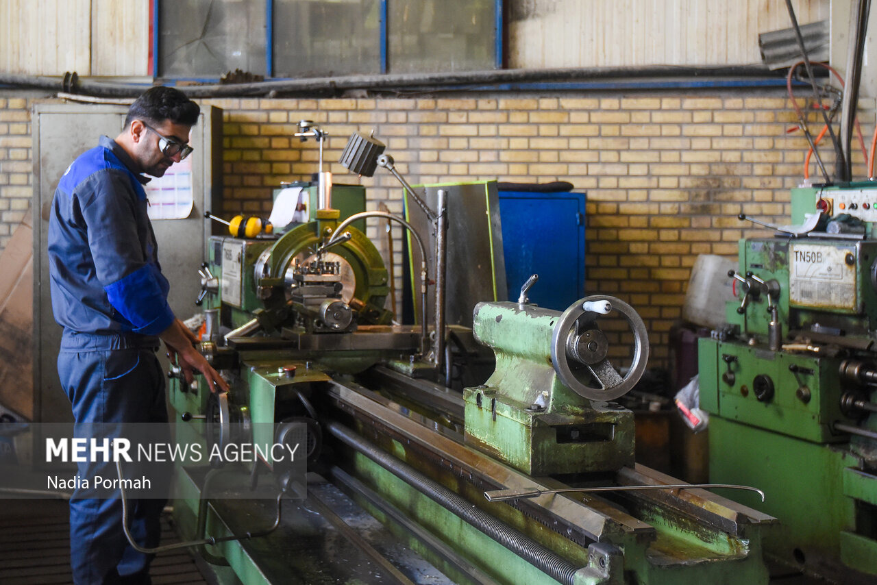 بررسی مشکلات ۱۳ واحد تولیدی و صنعتی توسط استاندار آذربایجان شرقی