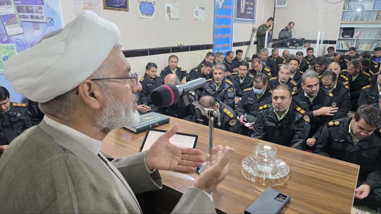 نیروی انتظامی در خط مقدم امنیت قرار دارد