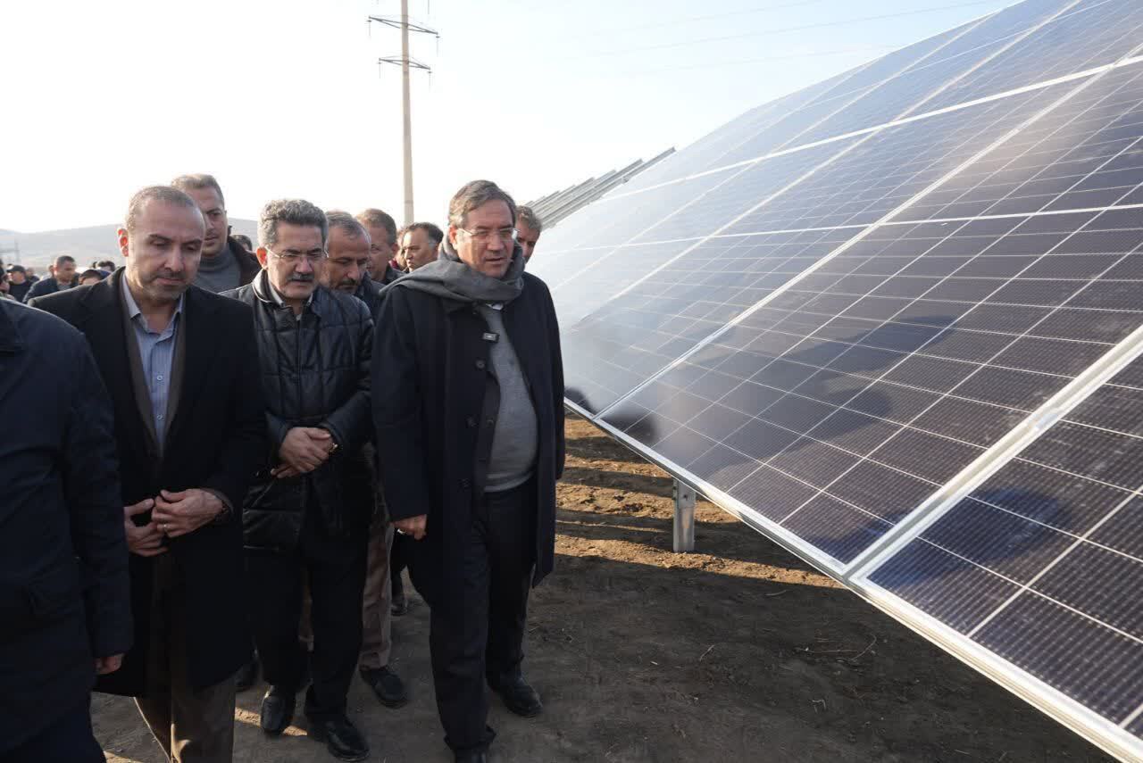 بازدید استاندار آذربایجان‌غربی از نیروگاه برق خورشیدی در بوکان