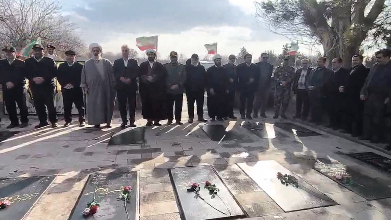 عطرافشانی و گلباران مزار شهدا در عجب‌شیر