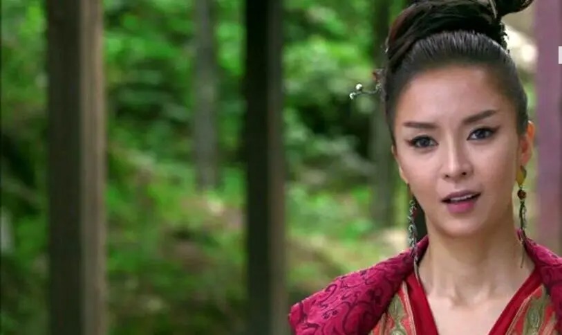 تصویری از استایل شیک جادوگر بدجنس سریال سرنوشت در کنفرانس سریال جدیدش