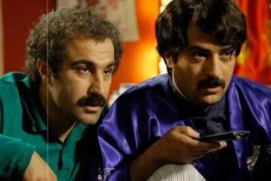 سفر در زمان؛ «نقی، ارسطو و ارشاد» سریال پایتخت ۷ روی دیوار چین؛ سال ۹۴