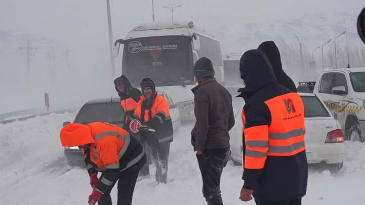 بارش برف در اردبیل،راه‌ها باز است