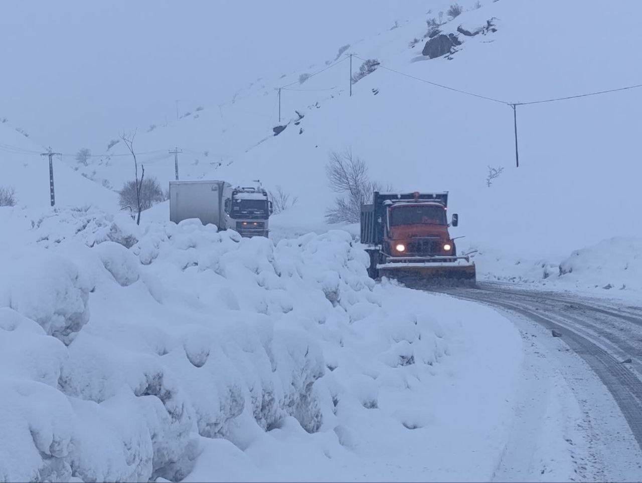 بارش برف و باران در اغلب جاده‌های آذربایجان غربی