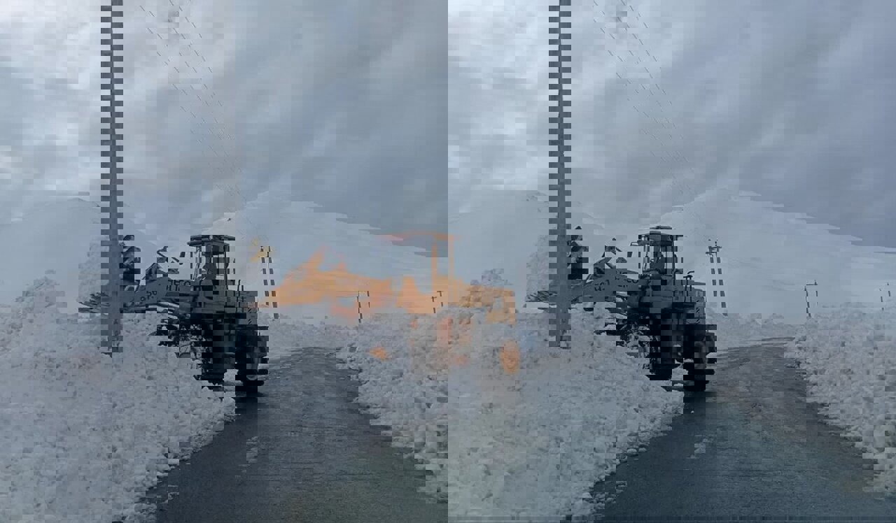 تصاویری از برف روبی محورهای مواصلاتی آذربایجان غربی