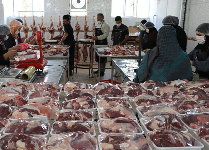 توزیع نذورات قربانی در آذربایجان غربی؛ گوشت قربانی به سفره مددجویان رسید