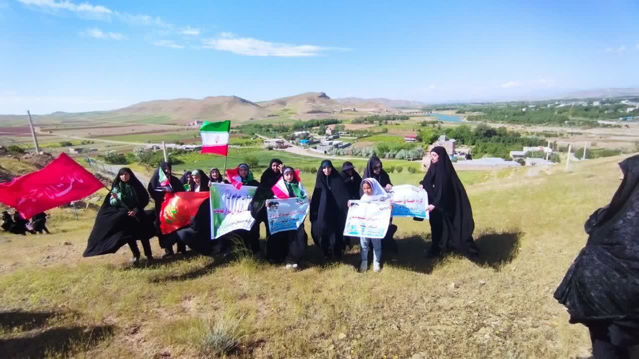 پیاده روی و کوهپیمایی خواهران بسیجی در ارتفاعات باروق آذربایجان غربی
