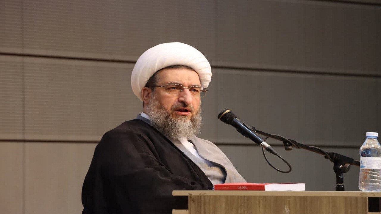 ملت ایران عاشورایی در مقابل جبهه ظلم و استکبار ایستاده است