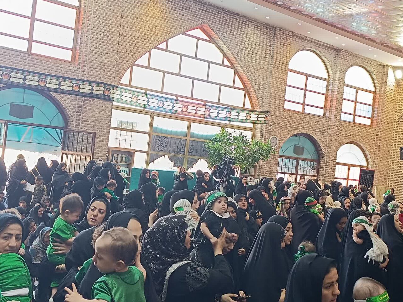 لالایی مادران تبریزی برای کوچک‌ترین شهید کربلا در صحن سیدحمزه