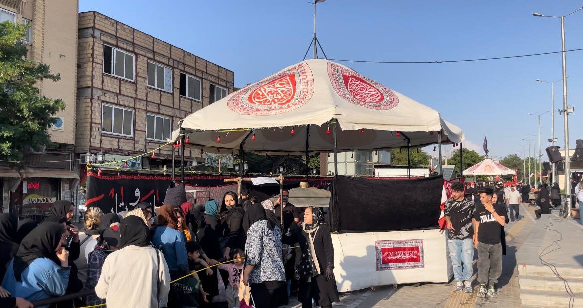 خدمت‌رسانی به سوگواران سیدالشهدا(ع) در موکب میدان کهن تبریز