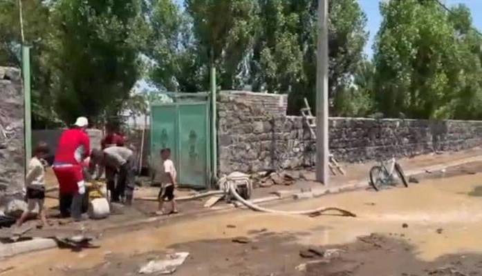 جاری شدن سیلاب در منطقه بورالان ماکو