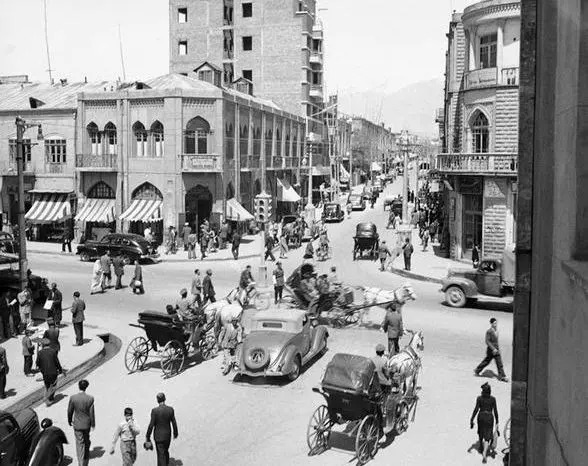سفر در زمان؛ «خانم افسر راهنمایى و رانندگى» در حال جریمه یک خودرو در تهران؛ سال ۵۶