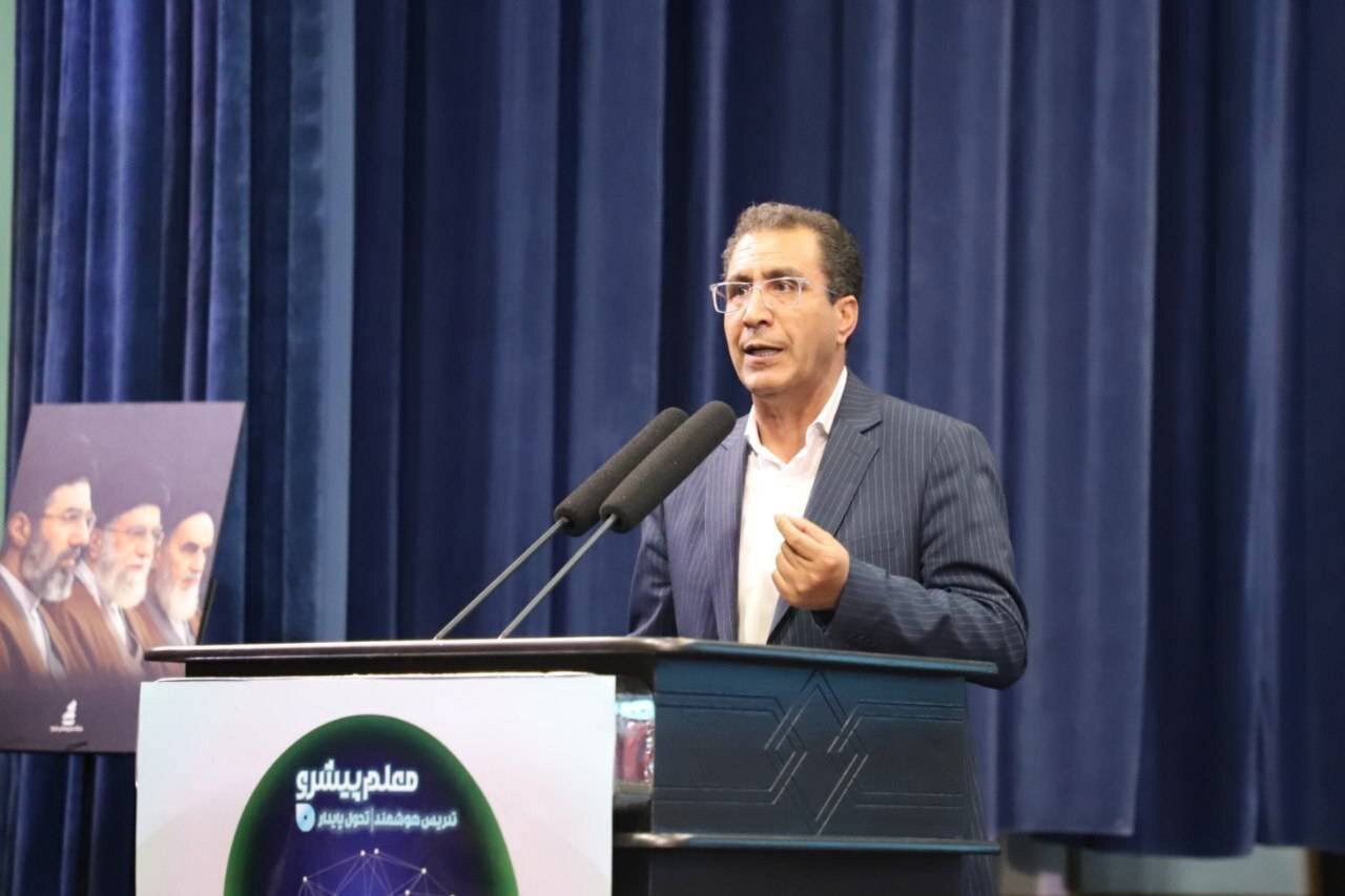 کرمی: آموزش رسمی هوش مصنوعی باید از مقطع ابتدایی آغاز شود