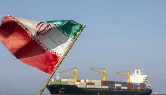 کیهان: ایران در موضع قدرت است، پیام ضعف به دشمن ندهیم