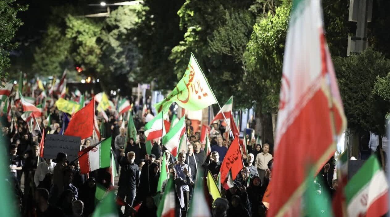 درخشش پرچم ایران در شب های اقتدار ملی مردم ارومیه در خیابان