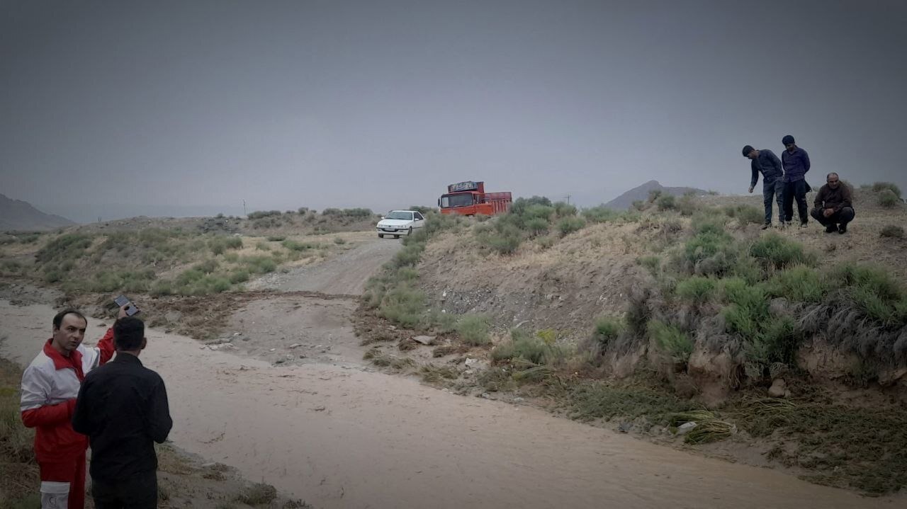 نجات سرنشینان دو خودروی گرفتار در سیلاب روستای تمرسلماس