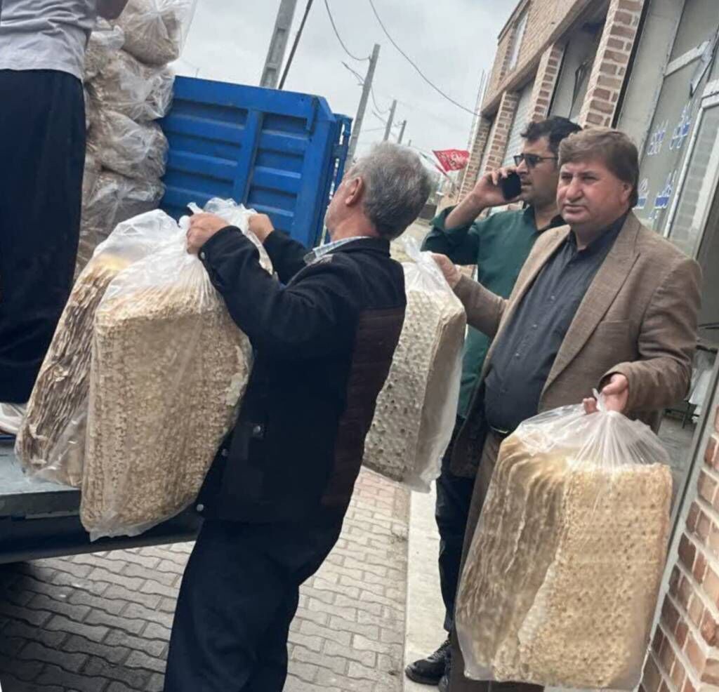 عشایر اردبیل به زوار رهبر شهید نان نذری توزیع کردند