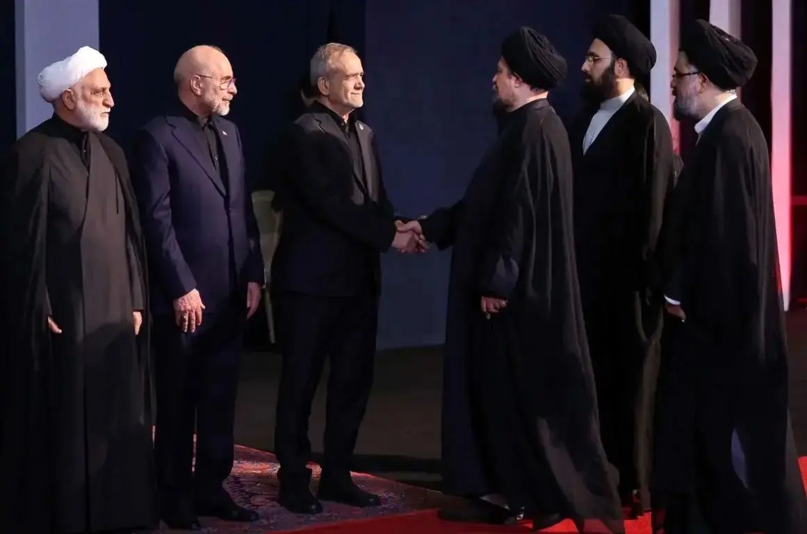 توضیح سرپرست حرم امام درباره عدم شرکت سید حسن خمینی در مراسم اقامه نماز بر پیکر رهبر شهید/ آیه‌ای که یادگار امام شنید و مراسم وداع را ترک کرد، چه بود؟