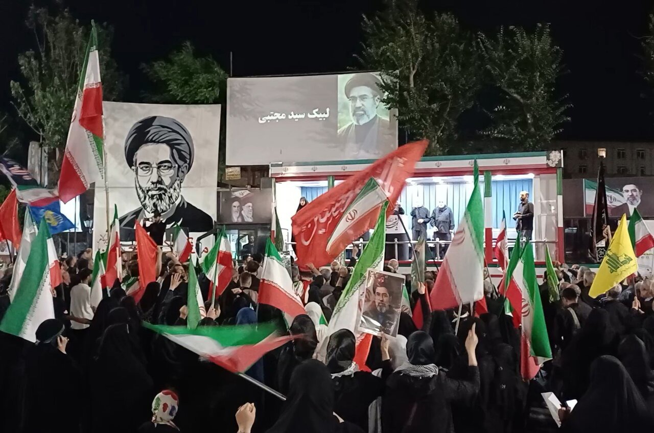 فریاد «آذربایجان اویاخدی، انقلابا دایاخدی» در اجتماع شبانه مردم تبریز