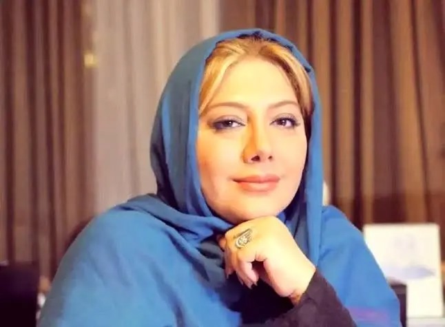 او در میان گرگ‌ها و خوک‌ها ایستاد