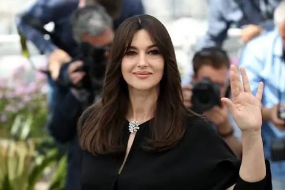 سفر در زمان؛ «مونیکا بلوچی» در حال بازی کردن با دختر خردسال اش؛ سال ۱۳۸۶