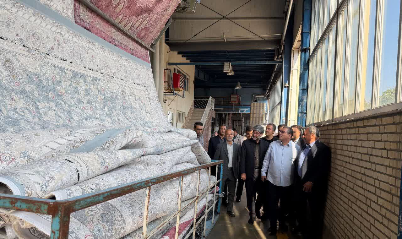 بازدید استاندار آذربایجان‌غربی از واحد تولید فرش ماشینی در میاندوآب