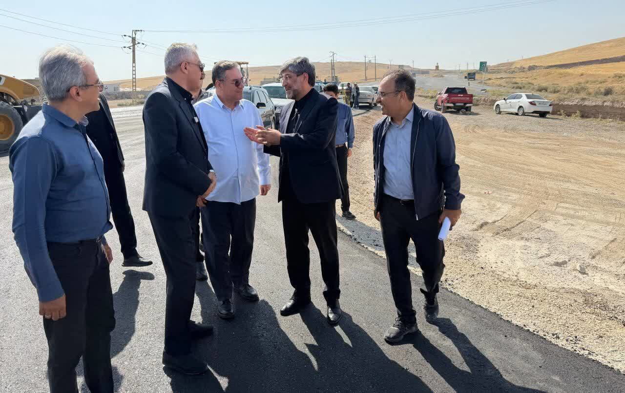 بازدید استاندار آذربایجان‌غربی از محور میاندوآب - شاهین‌دژ در سه‌راهی باروق