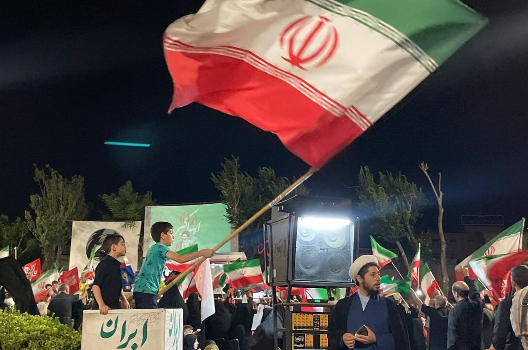 تداوم بیعت شبانه مردم تبریز با رهبری؛ اجتماع به شب ۱۳۷ رسید