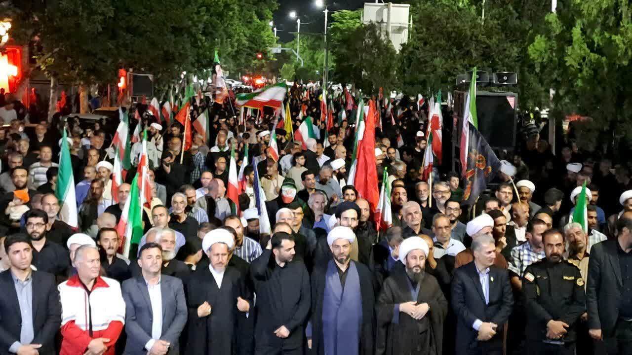 استمراراجتماعات شبانه مردم خوی در حمایت از رهبرانقلاب و نیرو‌های مسلح