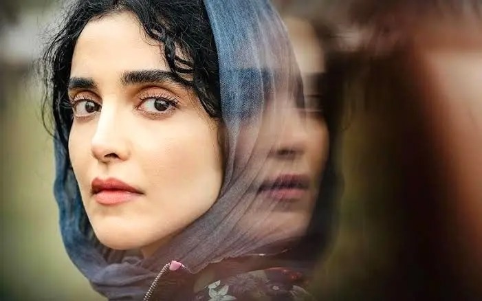 کت ۲ سایز گشاد الهه حصاری بازیگر جوان ایرانی جلب توجه کرد