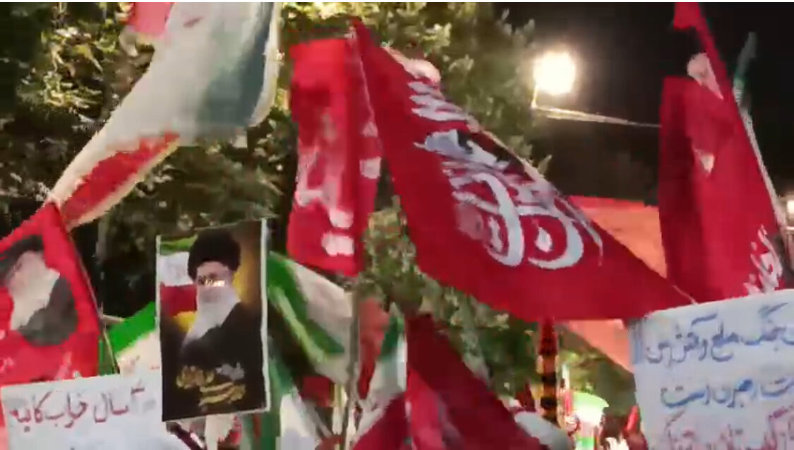 اجتماع شبانه مردم ارومیه در حمایت از نیروهای مسلح و انقلاب