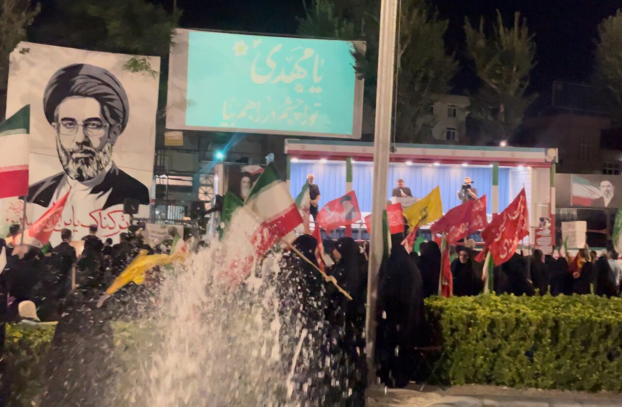 شب‌های اقتدار ایران ادامه دارد؛ حضور پرشور مردم تبریز در اجتماع ۱۵۸